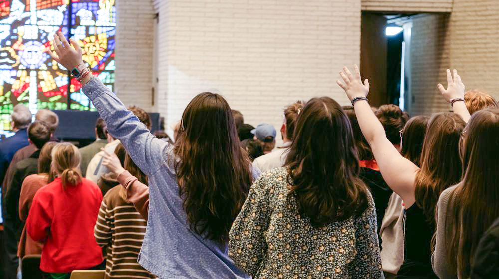 chaplin lowe speaking to a chapel full of students