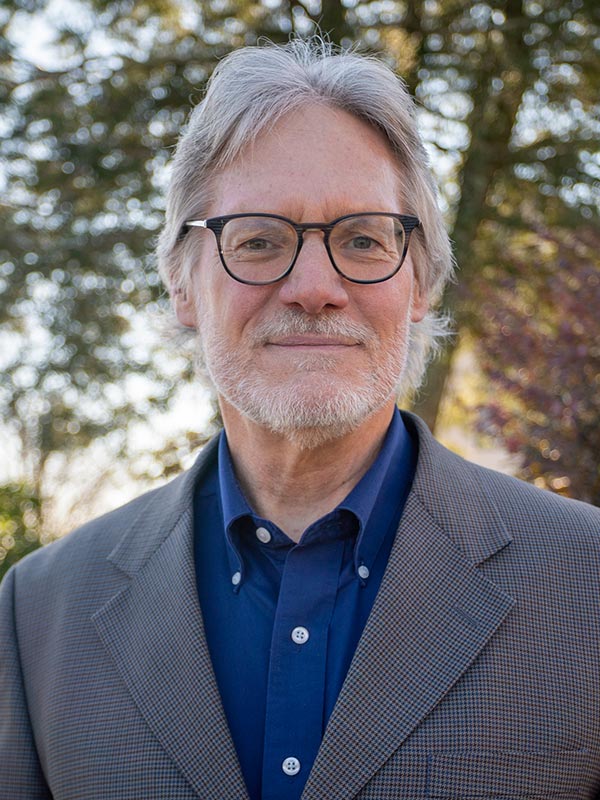 威廉·泰特 英语教授 and 艺术与文学学院院长